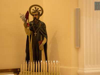 O ancora ecco la statua lignea di Sant'Antonio, la stessa contenuta nella chiesetta ubicata fino agli anni 90 sotto il Fortino. Quest�ultima � una scultura �mitica�: si dice che stata salvata dalla chiesa sommersa sull'isola di Monte Rosso 